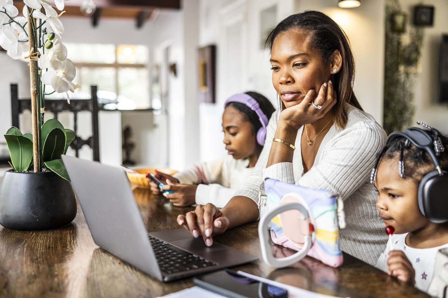 Mother with daughters in front of a computer