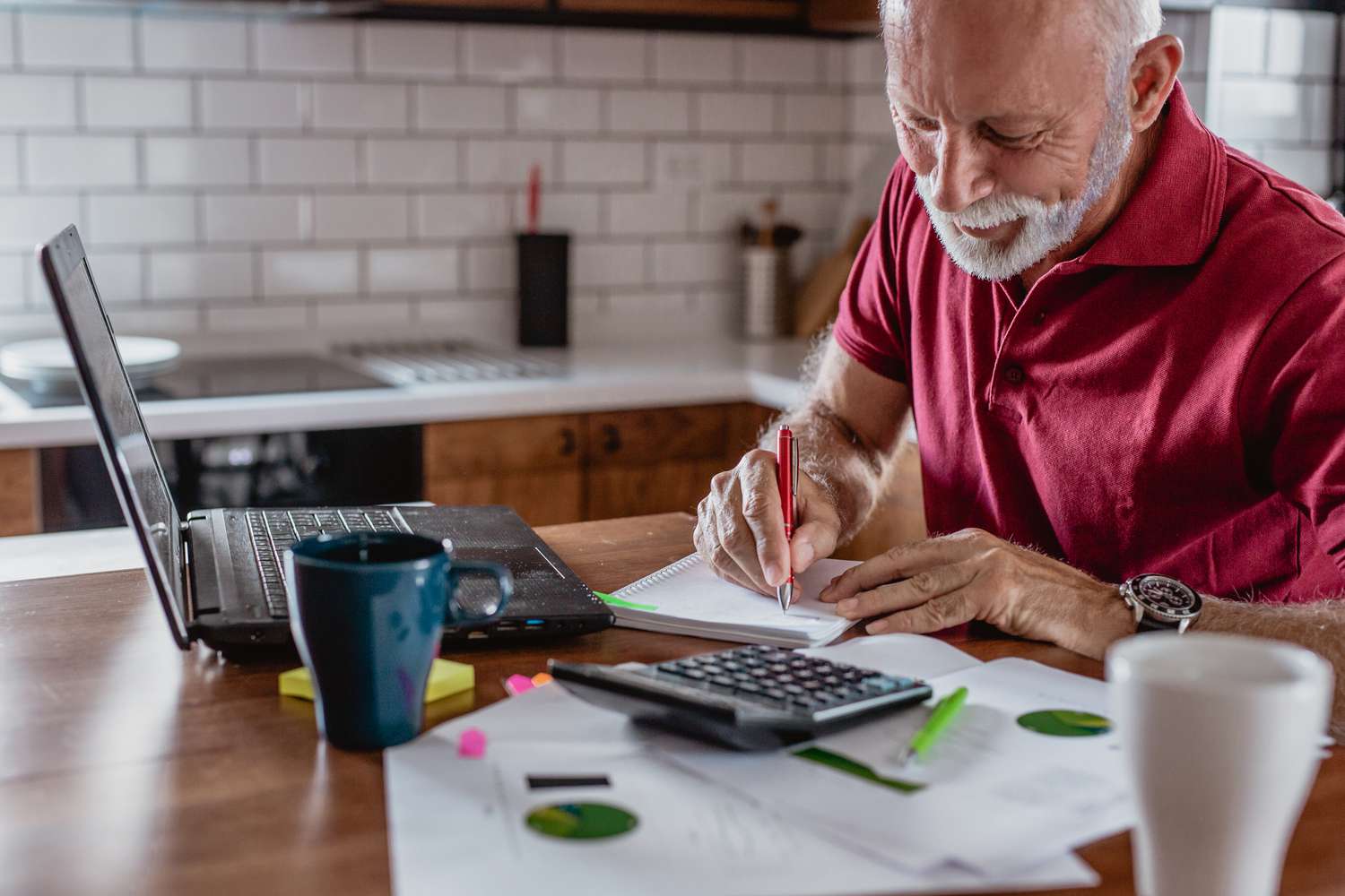 Homeowner uses calculator to work out the amount of payment on $500,000 home equity loan.