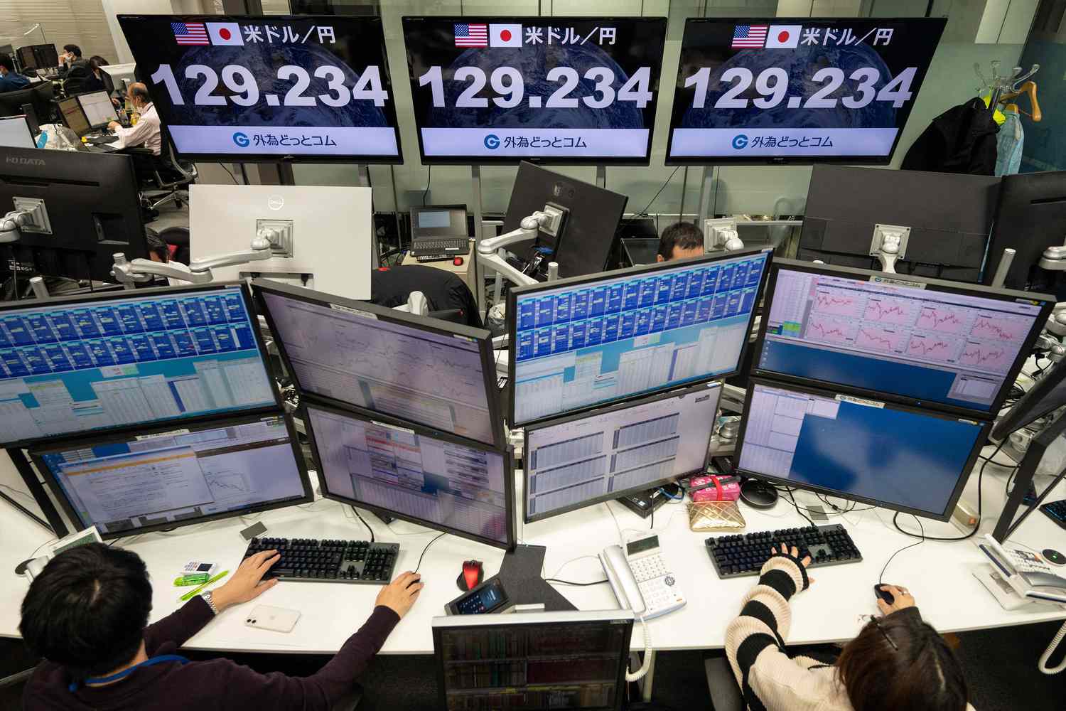 Electronic screens showing the Japanese yen trading below the 130-yen barrier against the US dollar are pictured at a foreign exchange brokerage in Tokyo on January 13, 2023.
