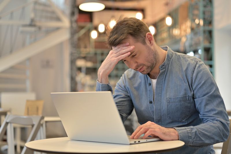 A man with a computer in a cafe