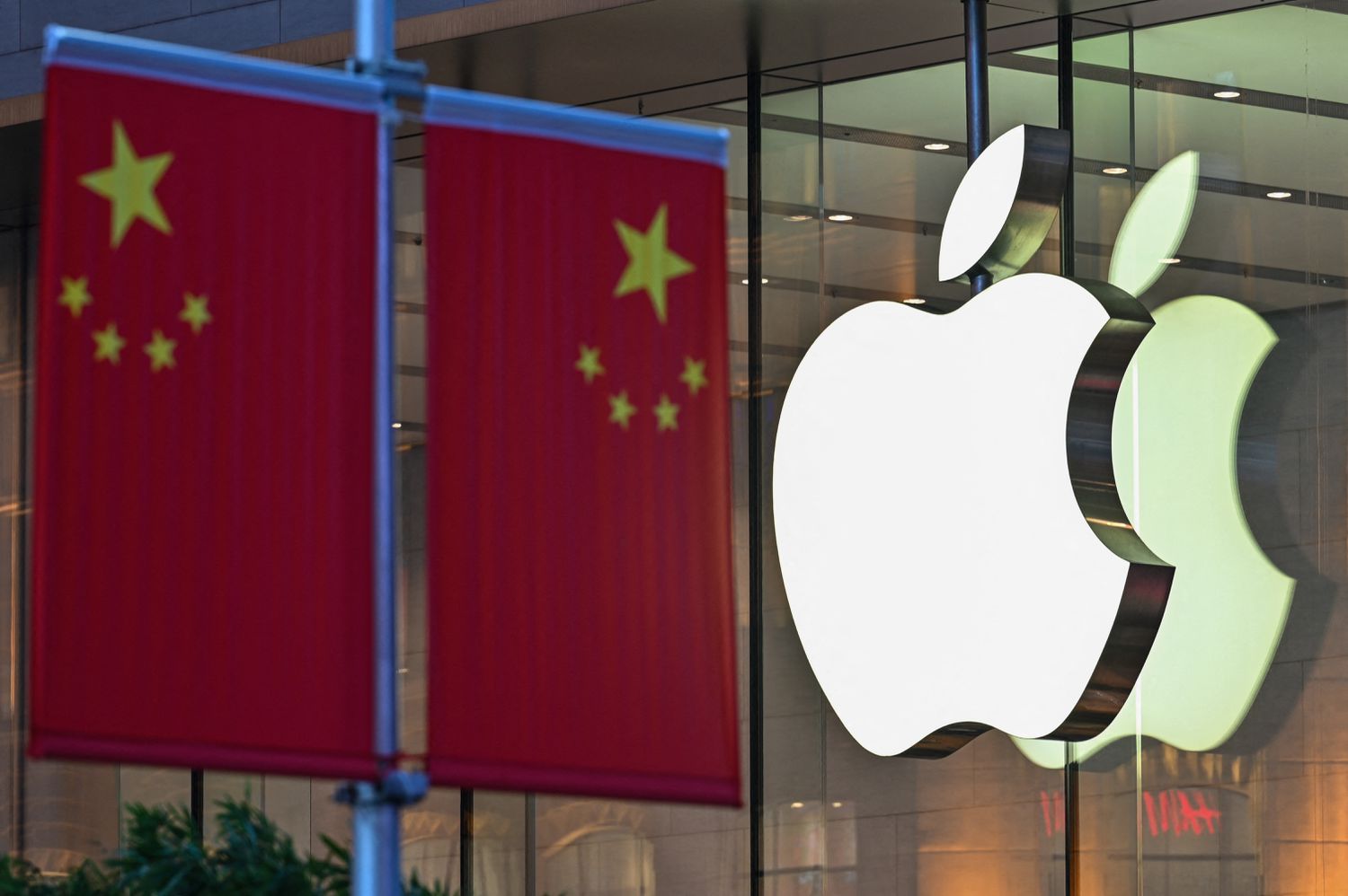 The Chinese national flag is displayed in front of an Apple store in Shanghai in 2021.
