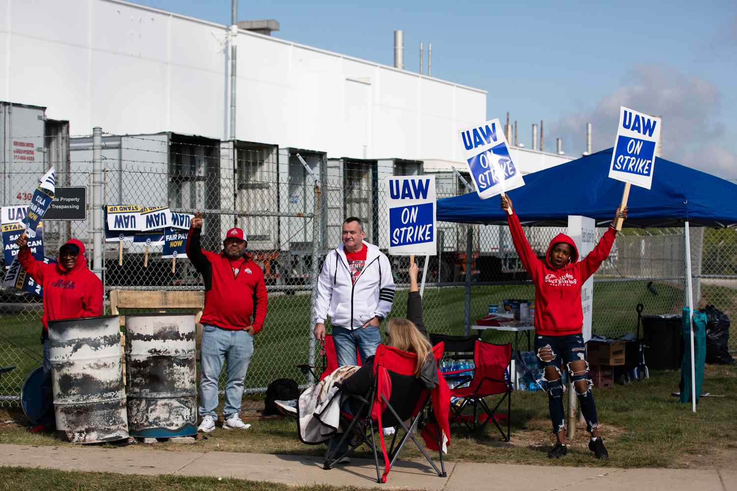 United Auto Workers (UAW) members on a picket line outside the Stellantis NV Toledo Assembly Complex in Toldeo, Ohio, US, on Monday, Sept. 18, 2023. The United Auto Workers began a strike Friday against all three of the legacy Detroit carmakers, an unprecedented move that could launch a costly and protracted showdown over wages and job security.