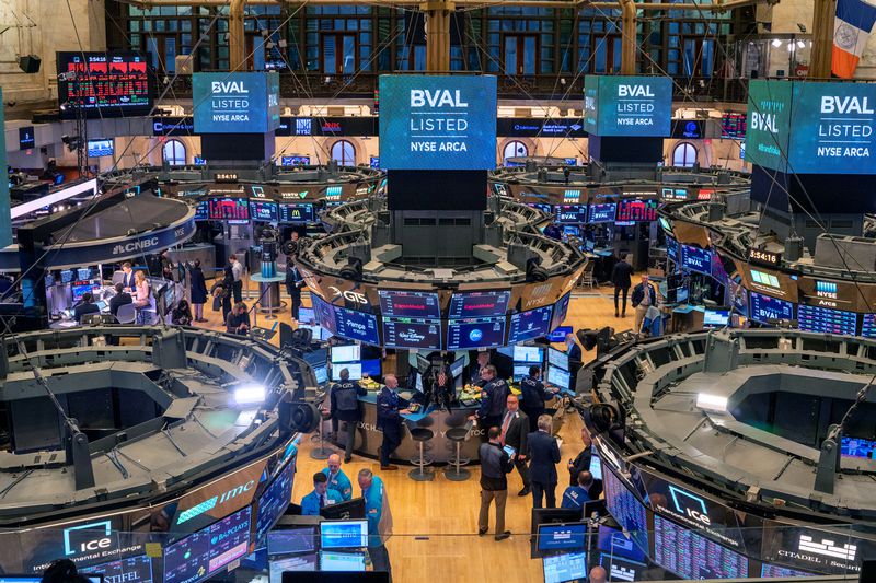 Traders on the floor of the NYSE 