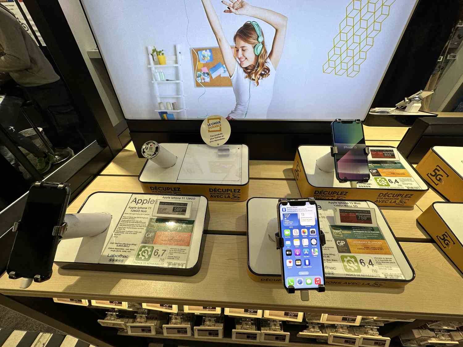 Apple's store after the sale of iPhone 12 model phones is banned in Paris, France