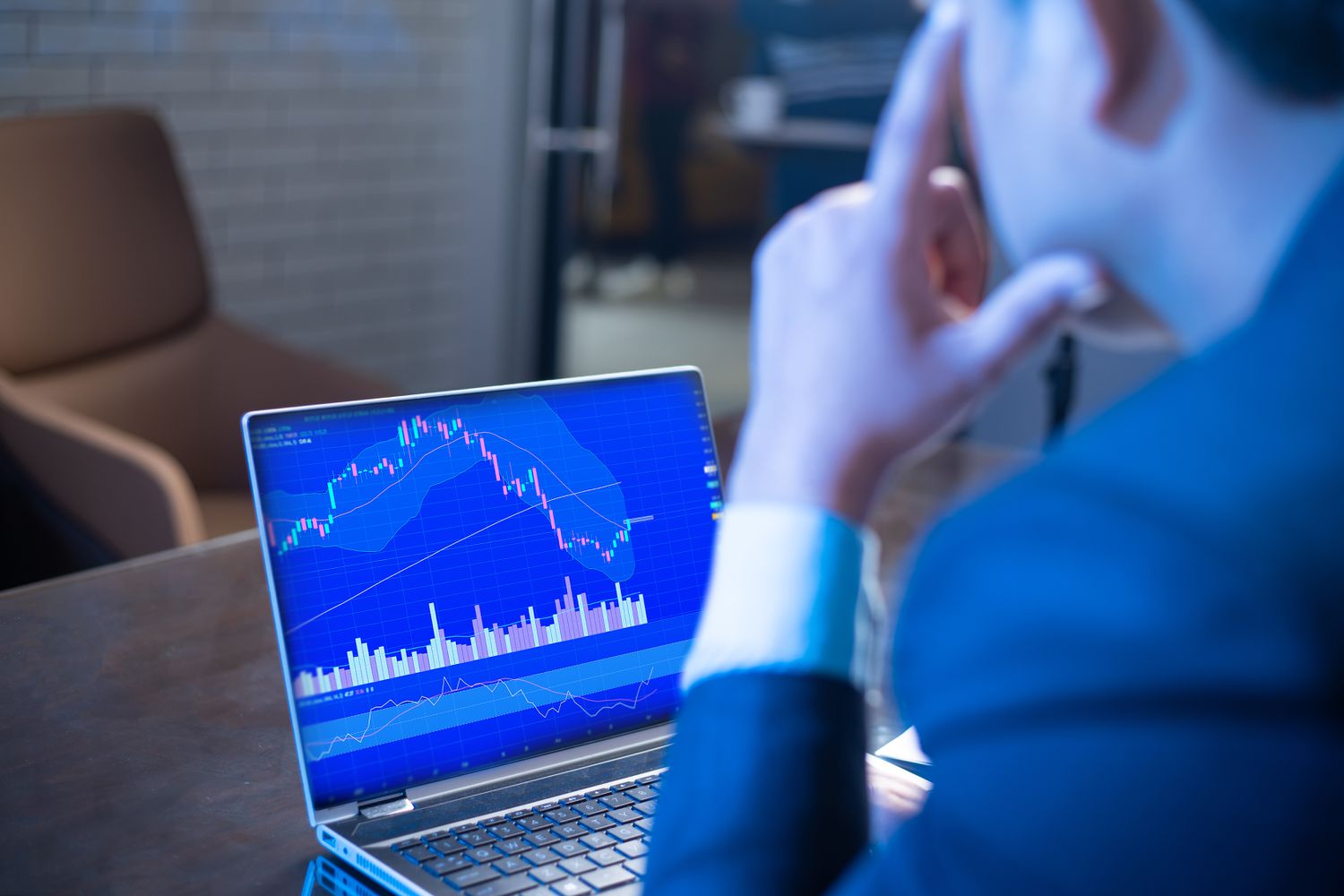 A retail trader looking at a chart in a dowtrend.