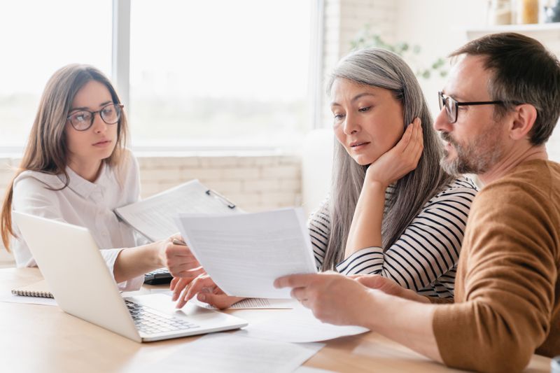A tax lawyer discussing how a taxable estate works with heirs to the estate.