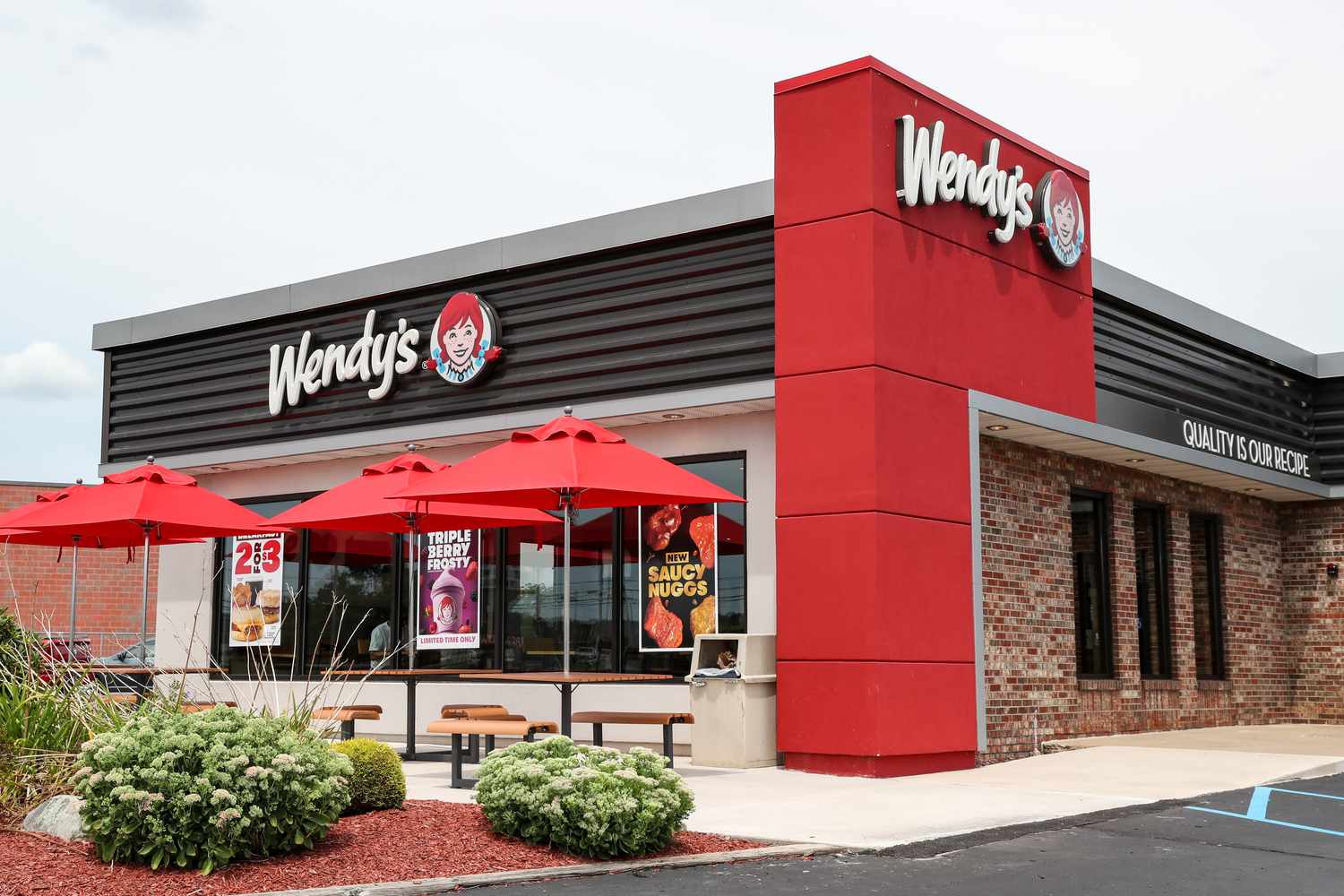 A Wendy's advertises deals