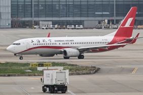 Shanghai Airlines Boeing 737-89P.