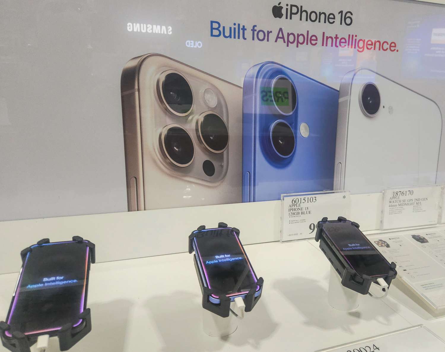 Apple iPhone 16 display.