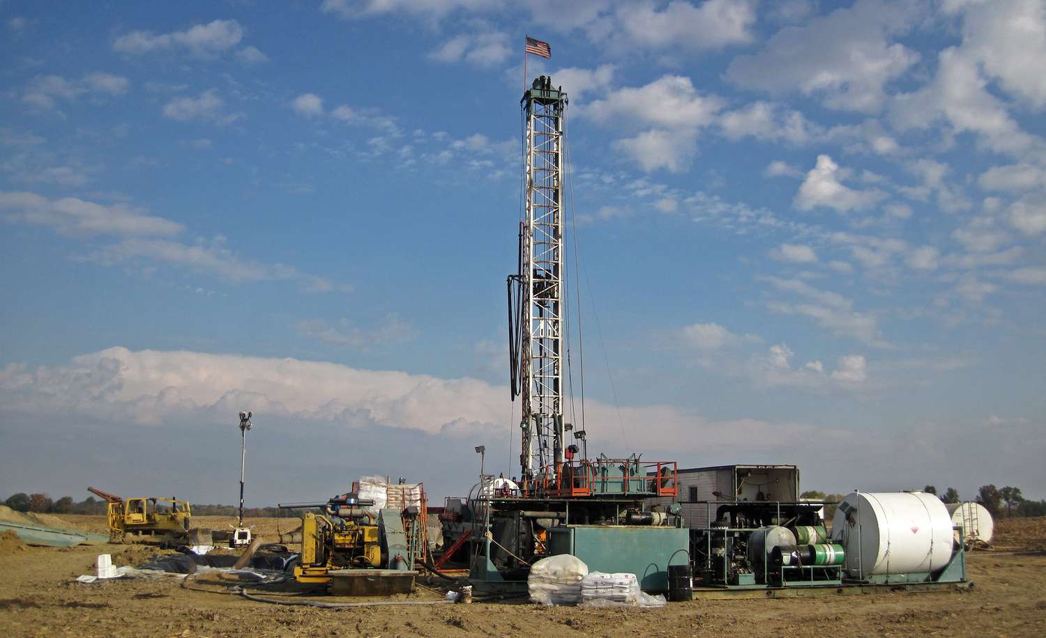 Drilling rig at Hendren Century Farms # 2 petroleum well (north of Johnstown, Ohio, USA) 1