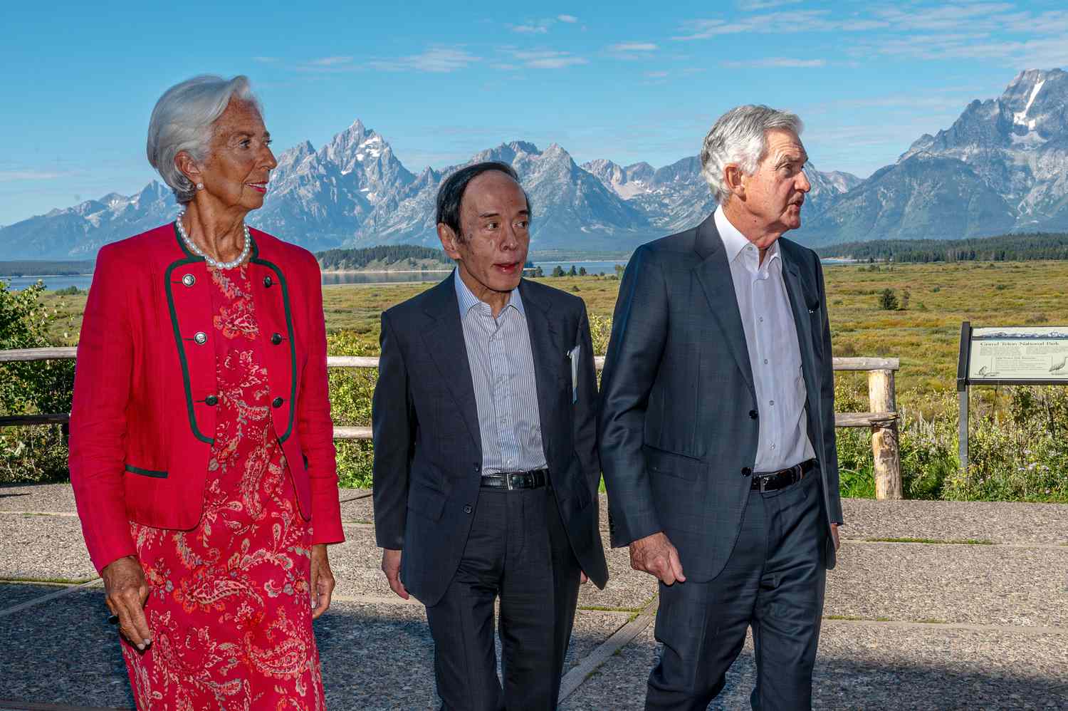 Christine Lagarde, president of the European Central Bank (ECB), from left, Kazuo Ueda, governor of the Bank of Japan (BOJ), and Jerome Powell, chairman of the US Federal Reserve, walk the grounds at the Jackson Hole economic symposium in Moran, Wyoming, US, on Friday, Aug. 25, 2023.
