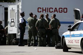 Chicago police confer during a standoff with a bank robber 30 August 2007. Police searched the bank in Chicago's North Side where a gunman reportedly took hostages. 