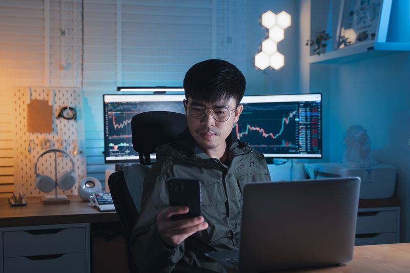 bitcoin trader deciding to HODL or sell.