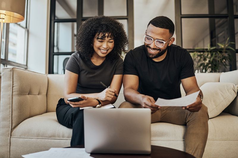 Couple getting a loan online