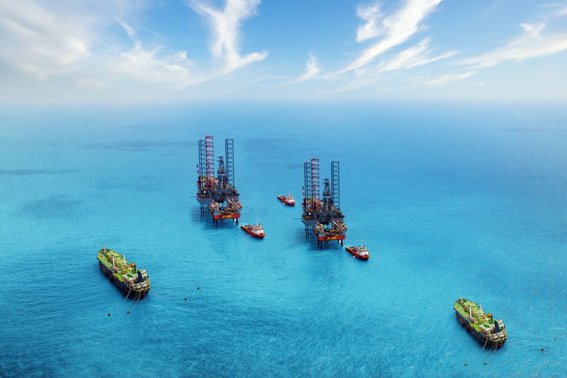 Offshore oil rig with ships in the Gulf