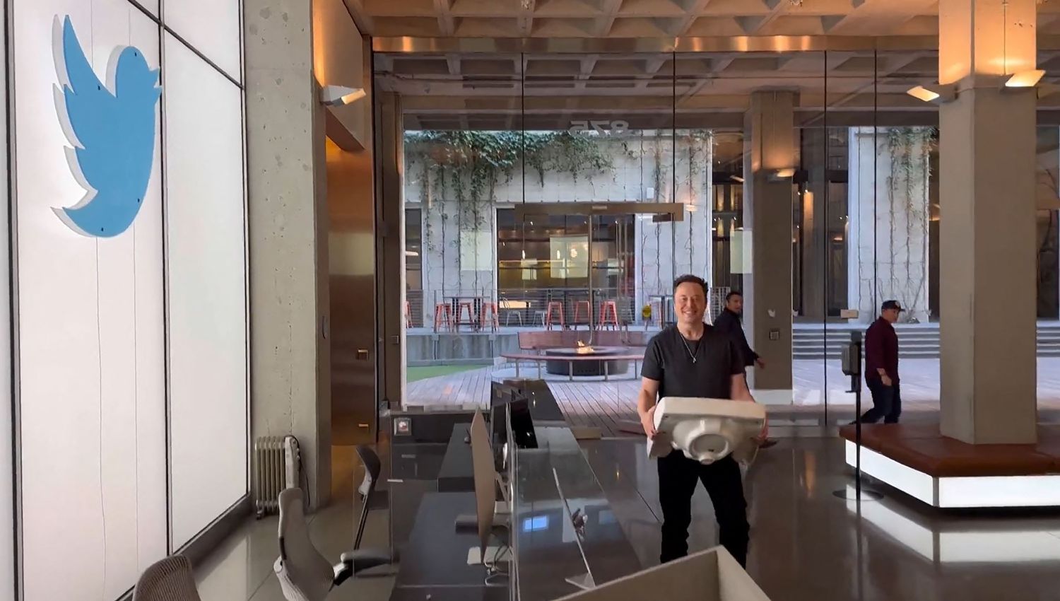  This video grab taken from a video posted on the Twitter account of billionaire Tesla chief Elon Musk on October 26, 2022 shows himself carrying a sink as he enters the Twitter headquarters in San Francisco.