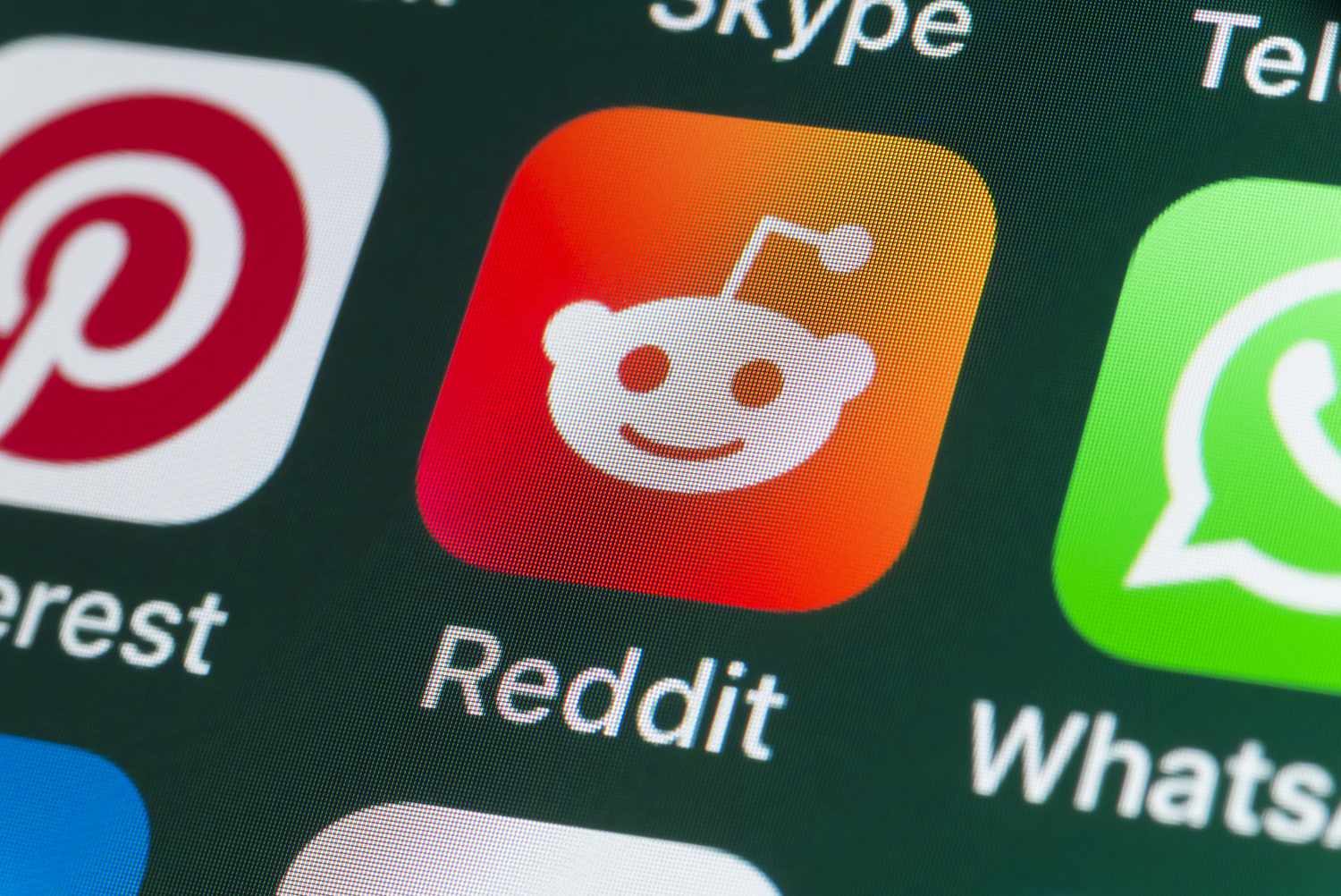 Reddit, Pinterest, Whatsapp and Other Apple Apps on Iphone Screen