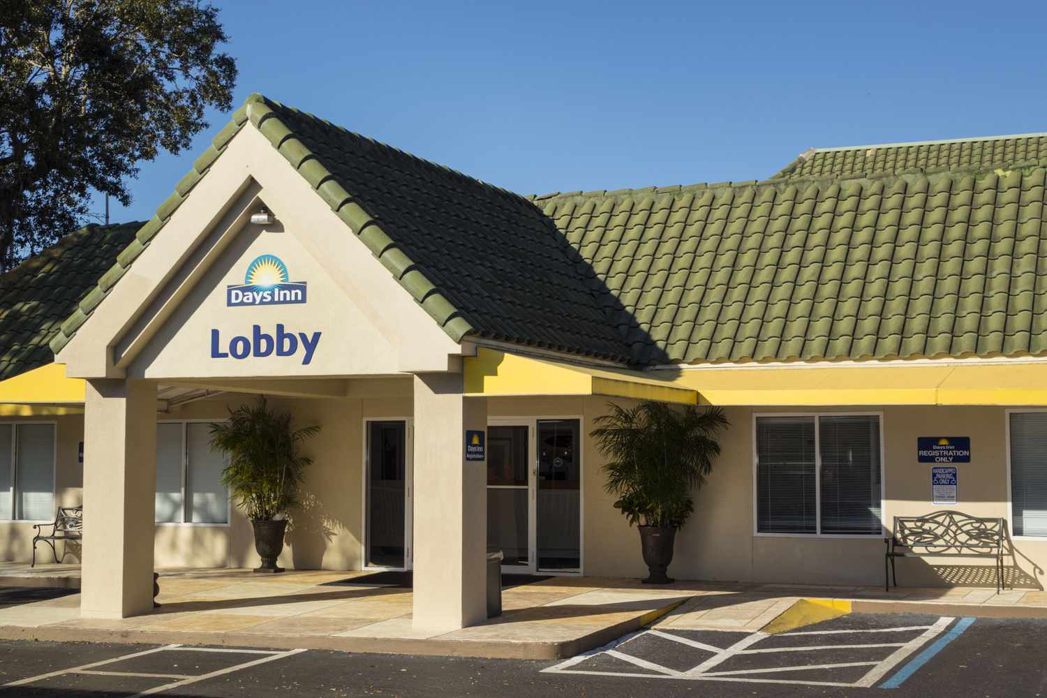 The entrance to a Days Inn motel