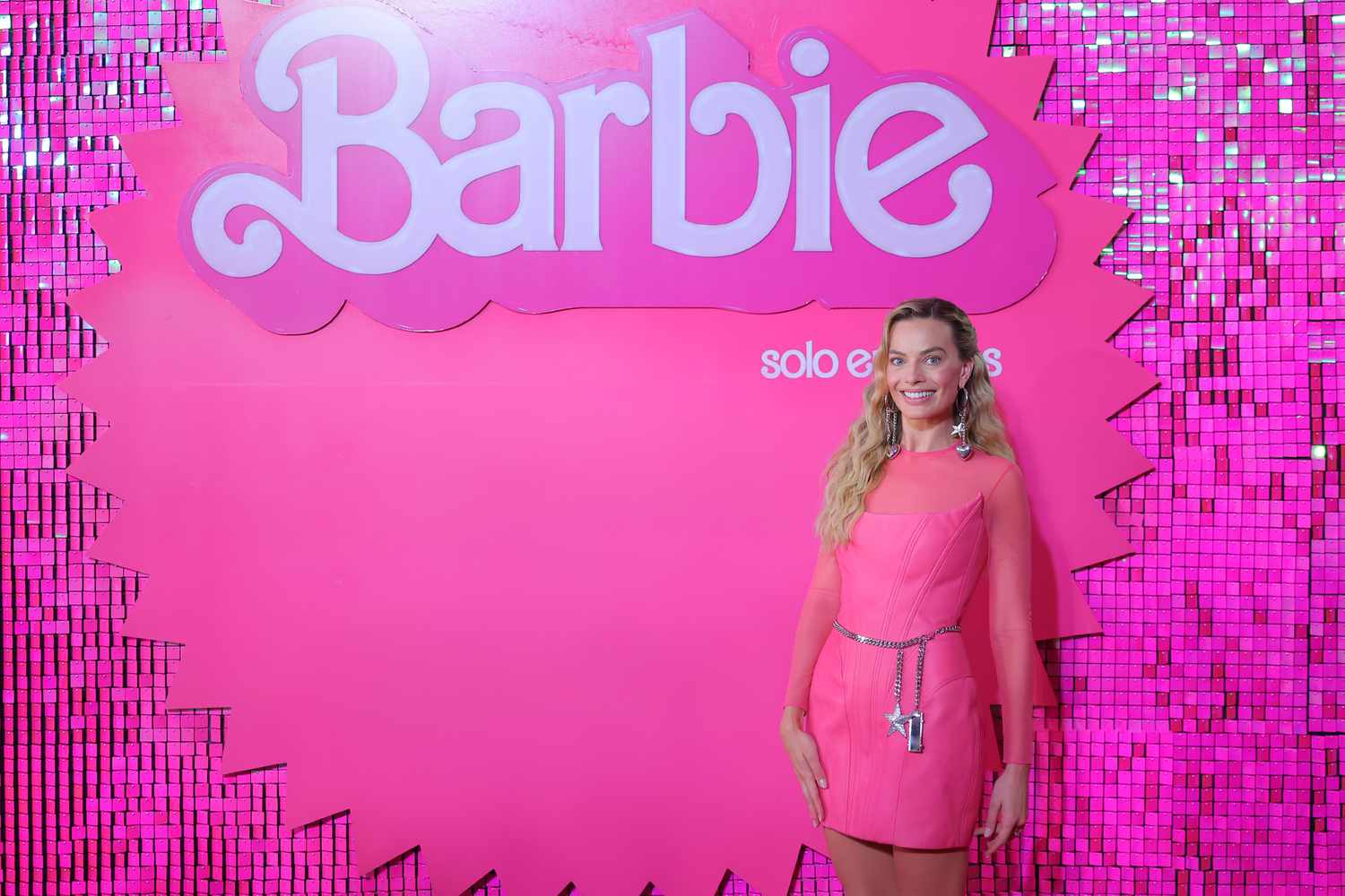 Margot Robbie poses during the pink carpet for 'Barbie' at Plaza Parque Toreo on July 06, 2023