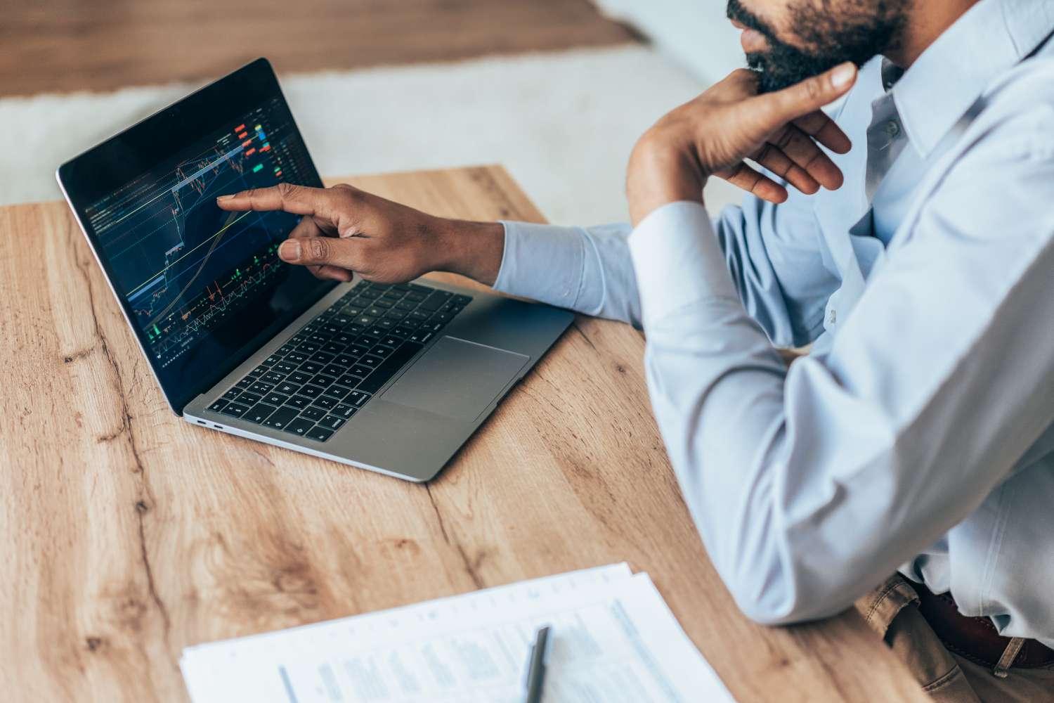 Person looking at a chart on a laptop screen
