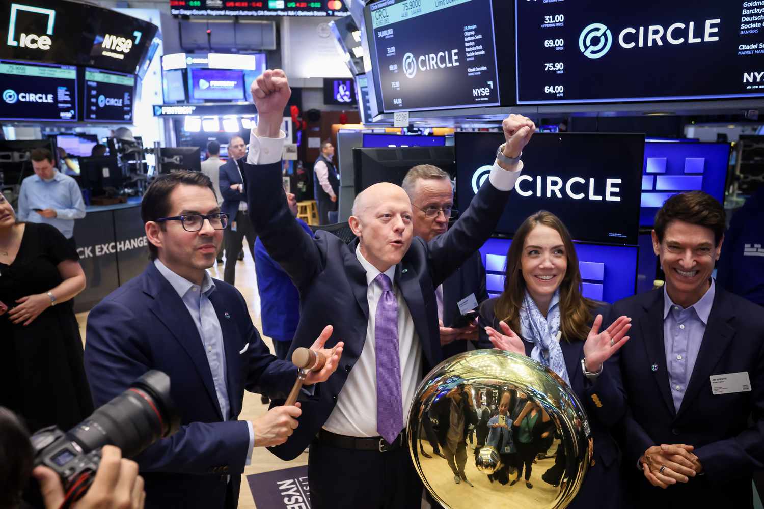 Jeremy Allaire, chief executive officer of Circle Internet Financial Ltd., center, during the company's initial public offering (IPO) on the floor of the New York Stock Exchange (NYSE) in New York, US, on Thursday, June 5, 2025. 