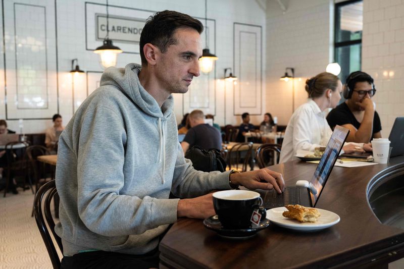 Investor working in a coffee shop