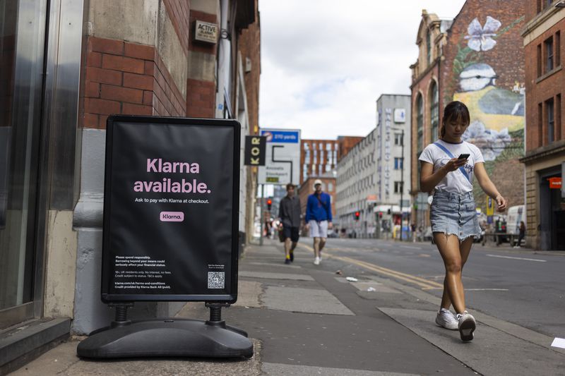 A store advertises that is offers Klarna.