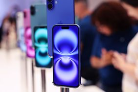 Display of iPhone 16 devices.