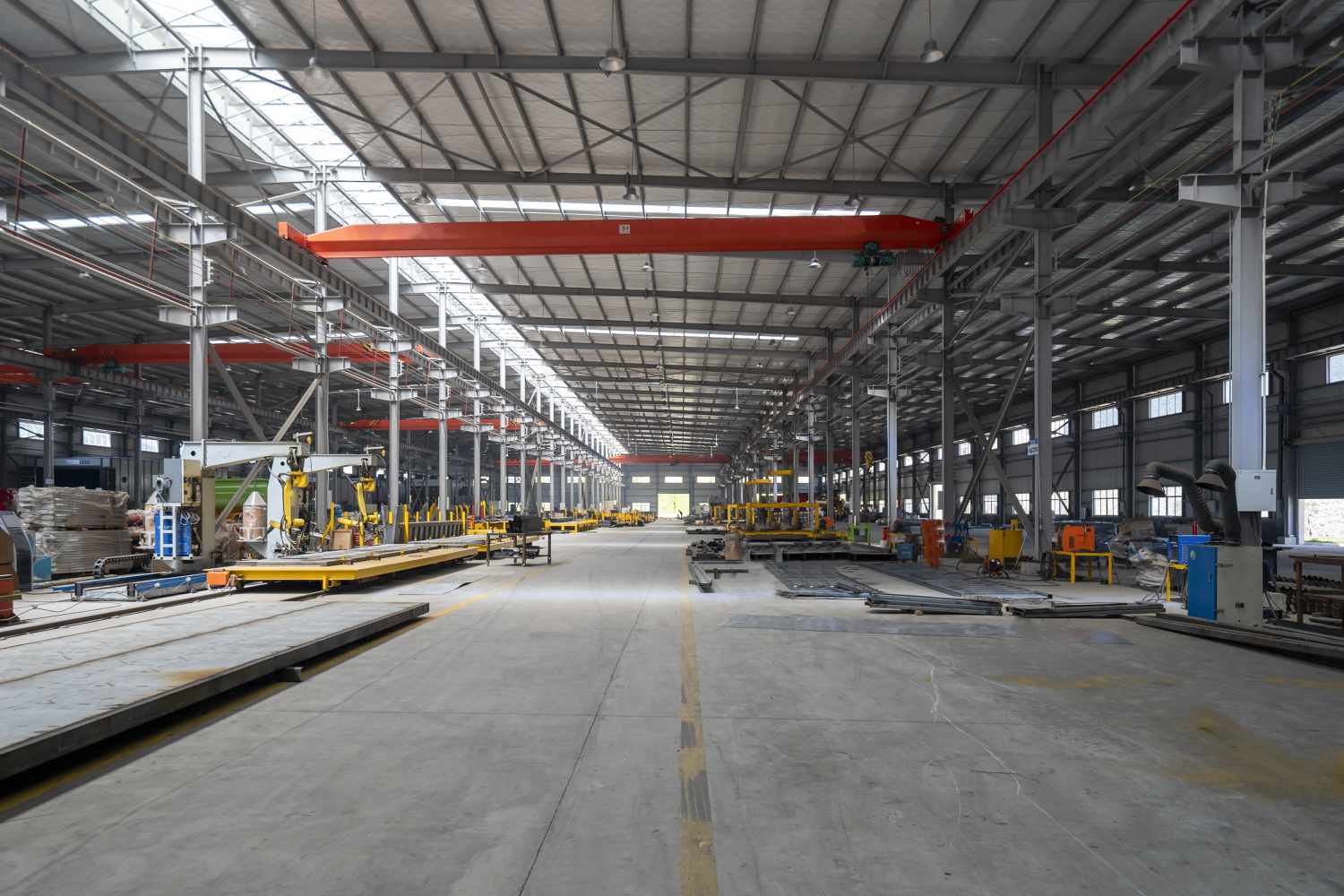 An empty warehouse space is ready for a new occupant to use.