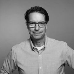 A black-and-white photograph shows Lars Peterson